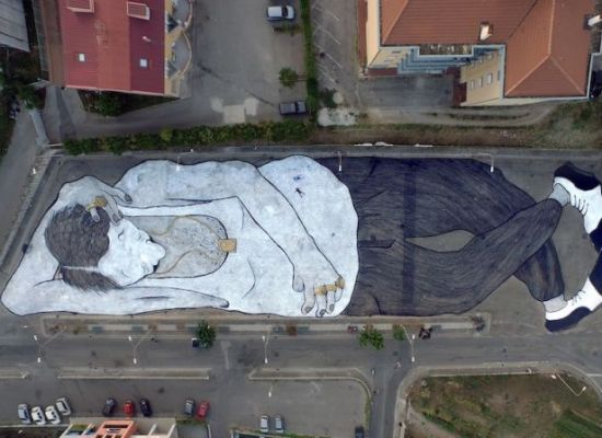 a_new_gigantic_ground_mural_by_street_artists_ella_pitr_in_campania_italy_2015_01-e1438675479988